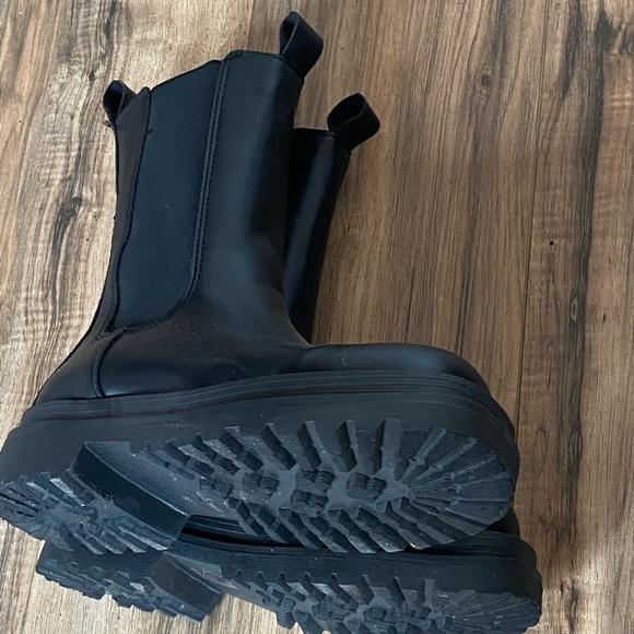 Trendy chunky leather boots - Picture 3 of 6